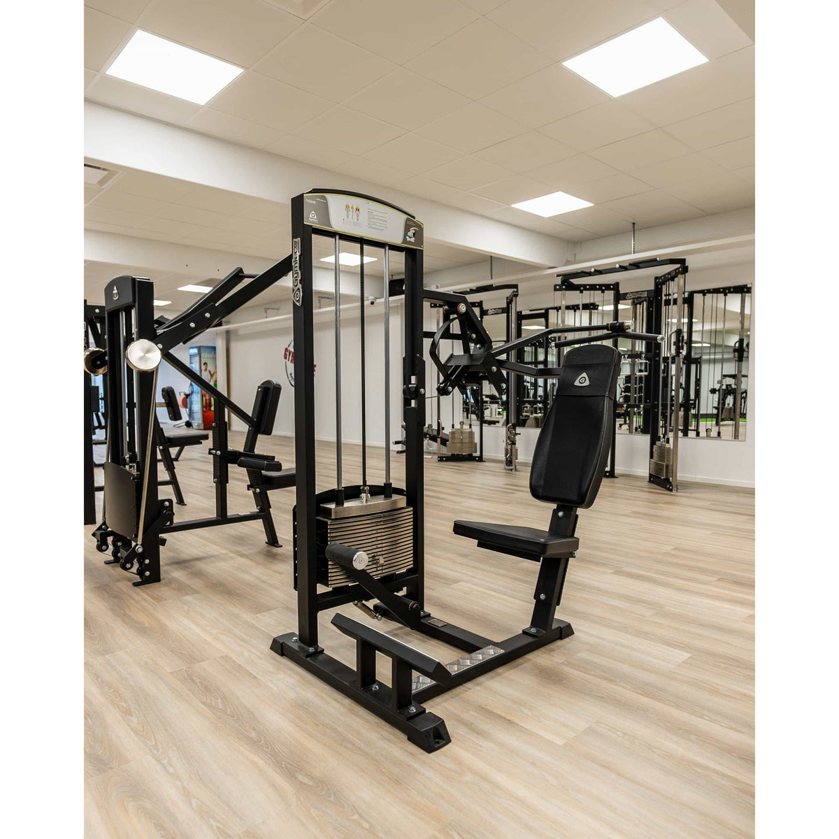 Gymleco Pullover Selectorized Machine — view 2